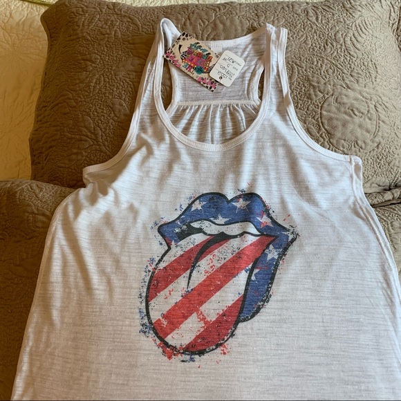 Tops - NWT American flag Lips. Lightweight. Size Small